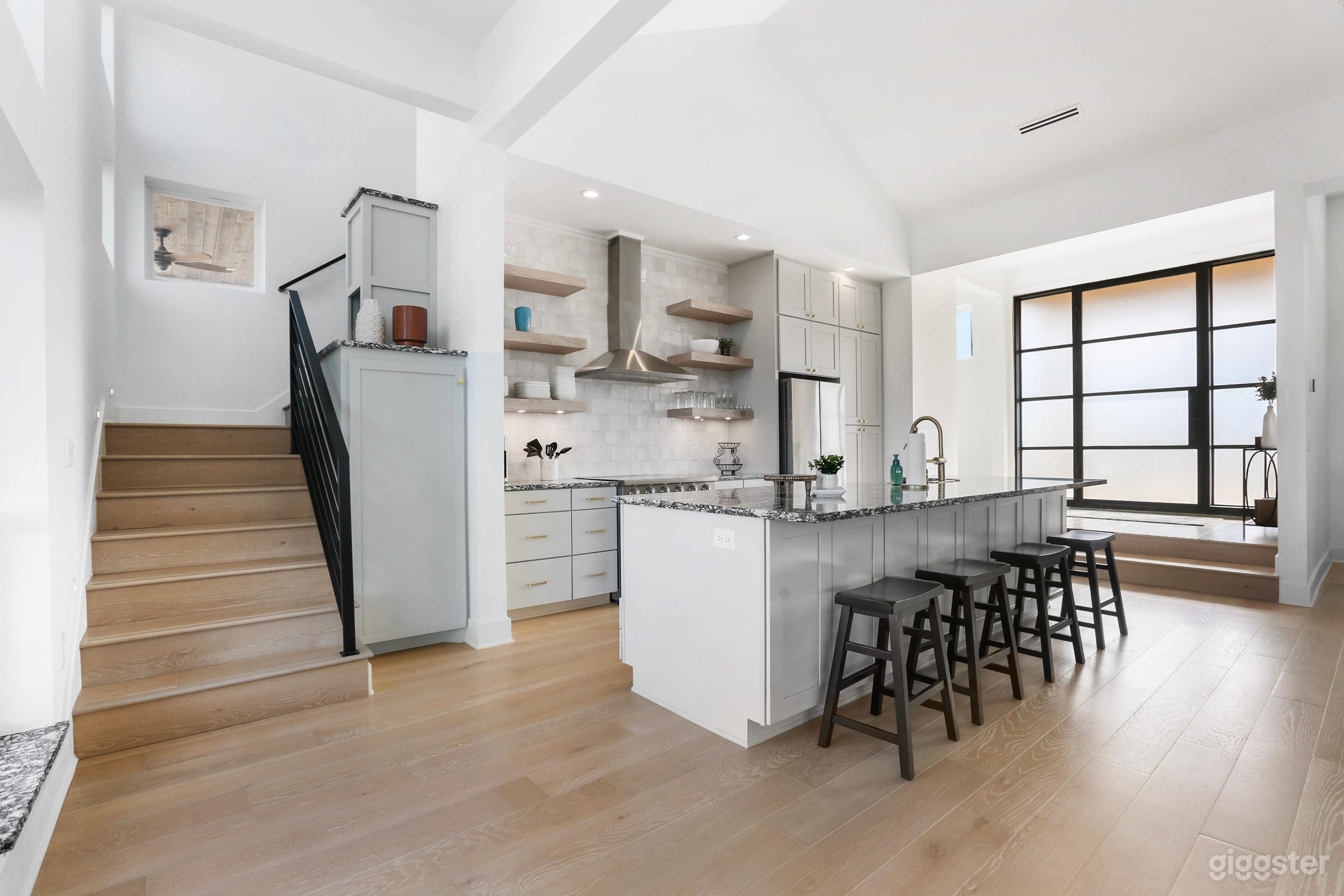 Cliff side oasis - luxury river house  Photo 3