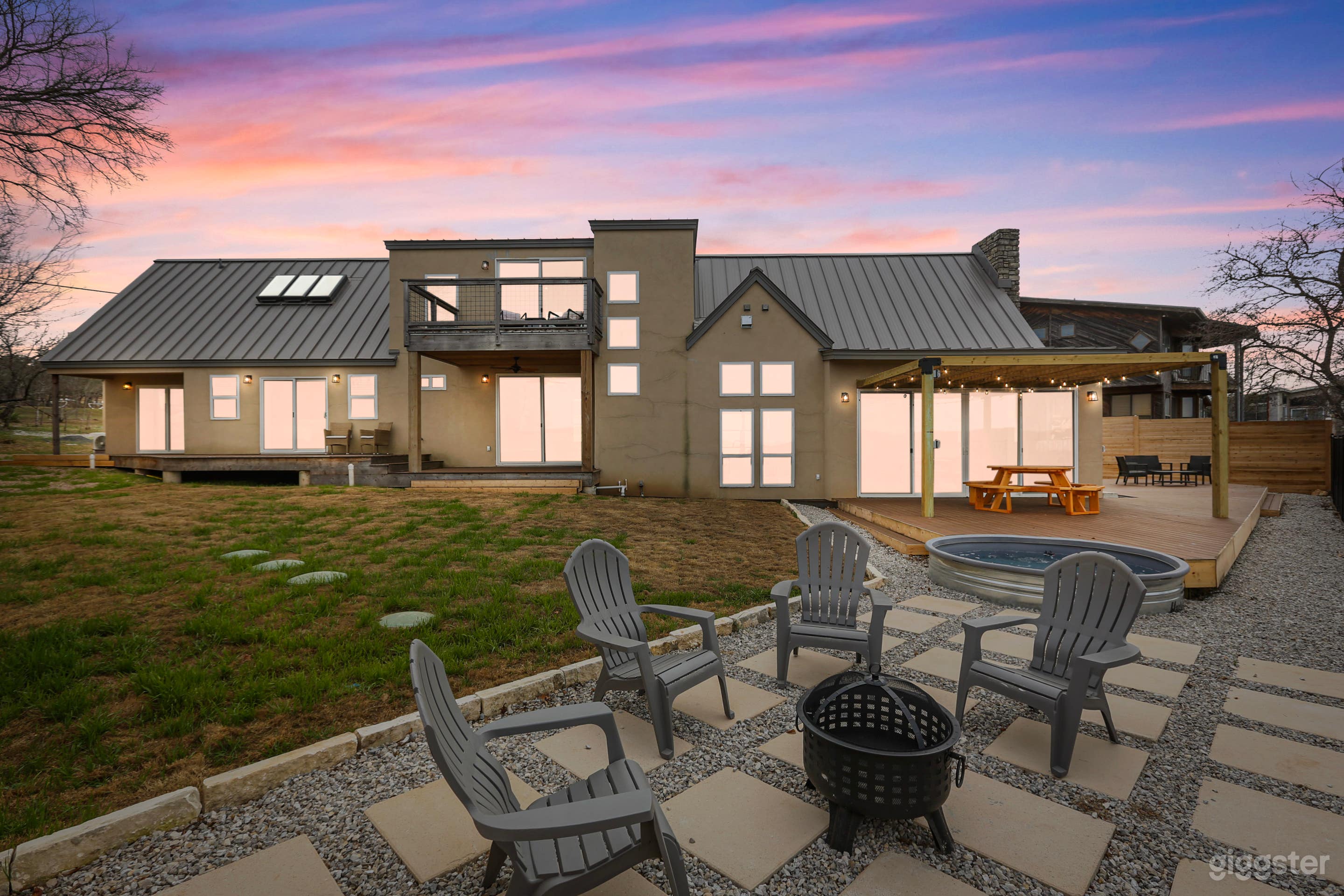 Cliff side oasis - luxury river house  Photo 1