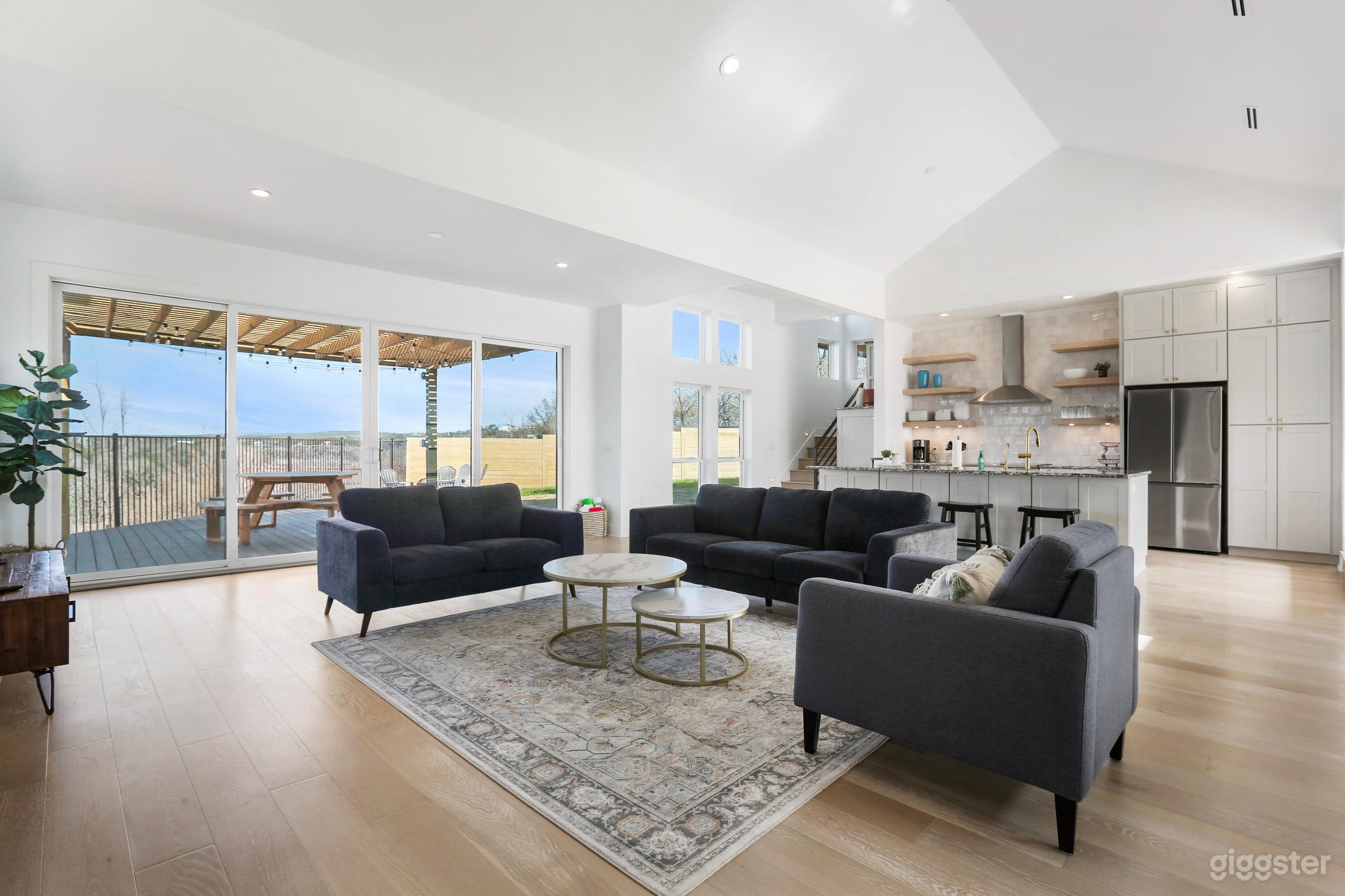 Cliff side oasis - luxury river house  Photo 2