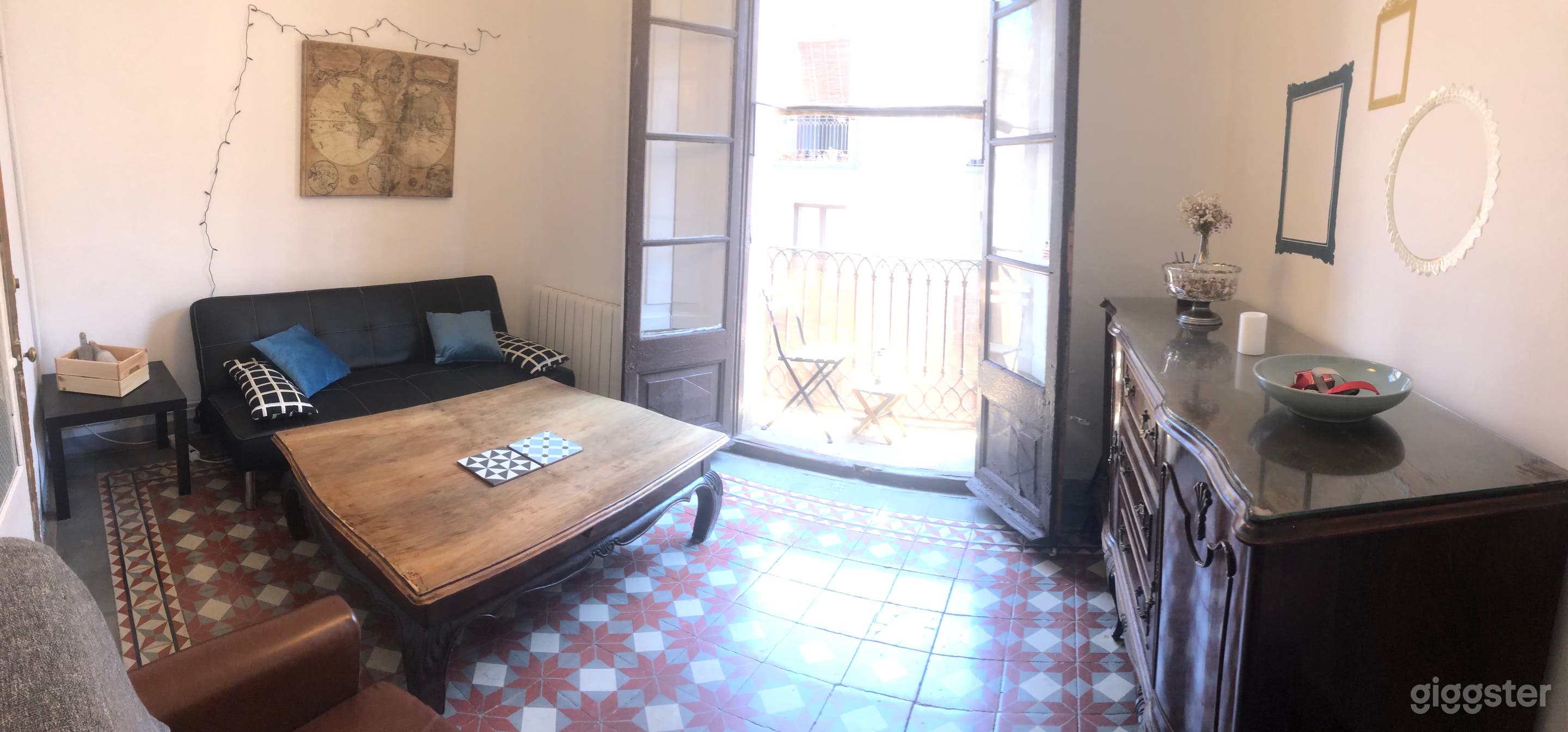 Apartamento en el Barrio Gótico con Baldosas Hidráulicas y Balcón Foto 1
