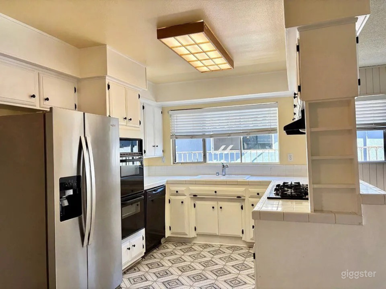  Mid-Century Open Layout Home w/ Natural Light & Valley Views 