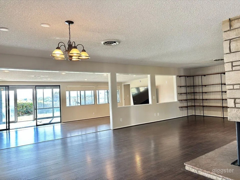  Mid-Century Open Layout Home w/ Natural Light & Valley Views 
