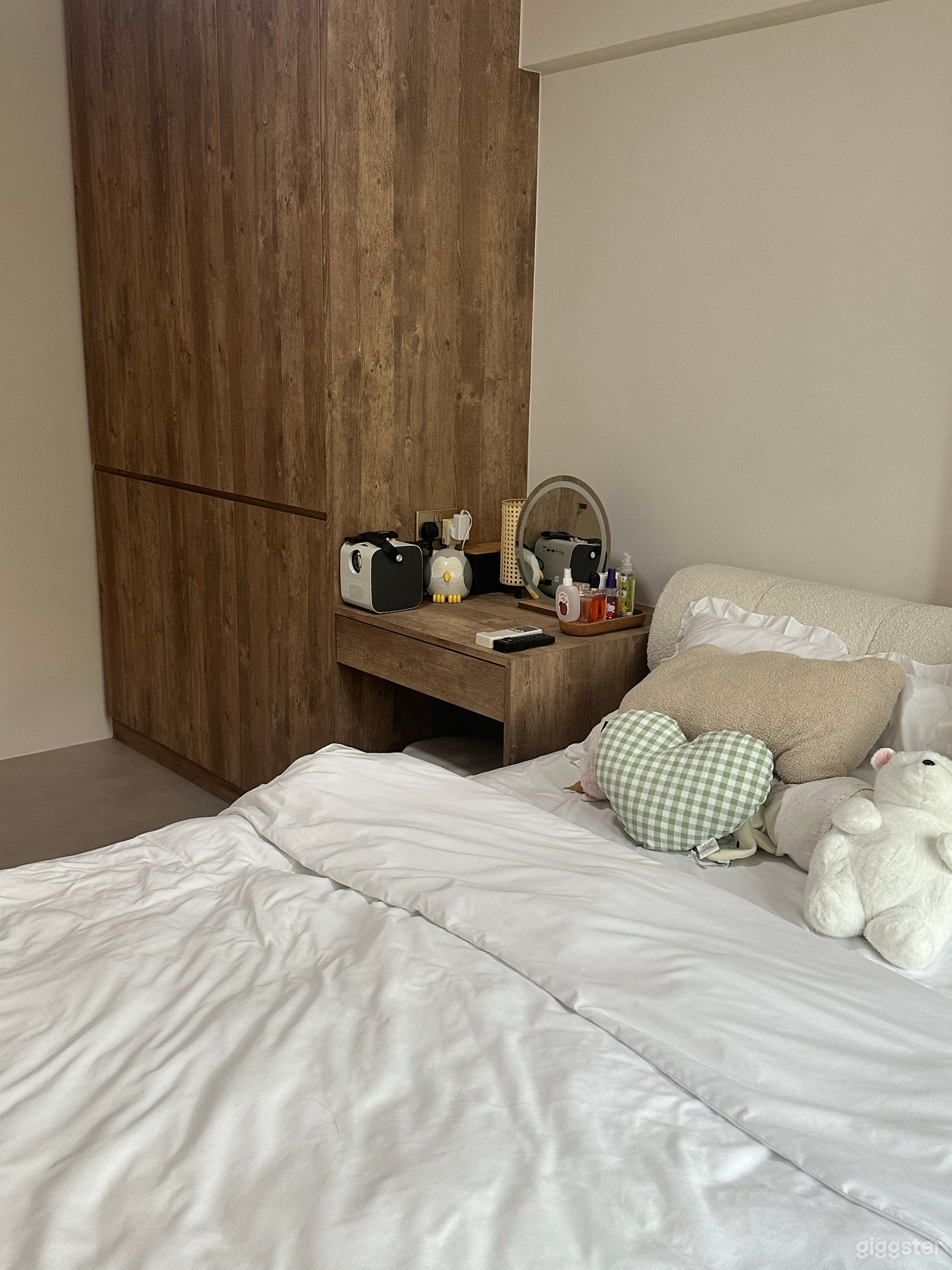 Cozy Wabi Sabi Home with Natural Light Photo 4