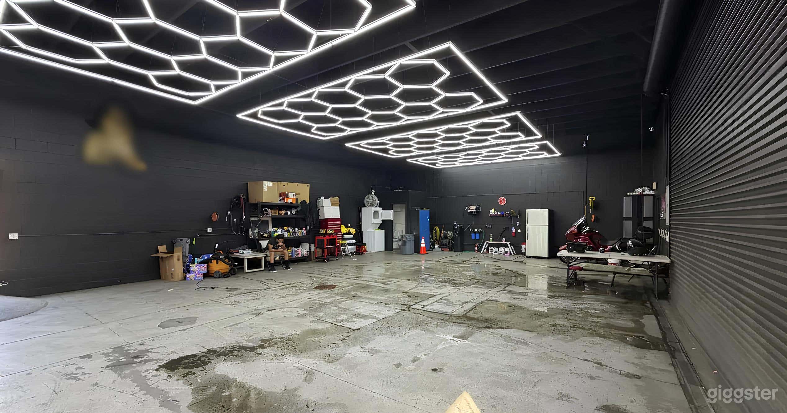 High-end Showroom and car wash Photo 1