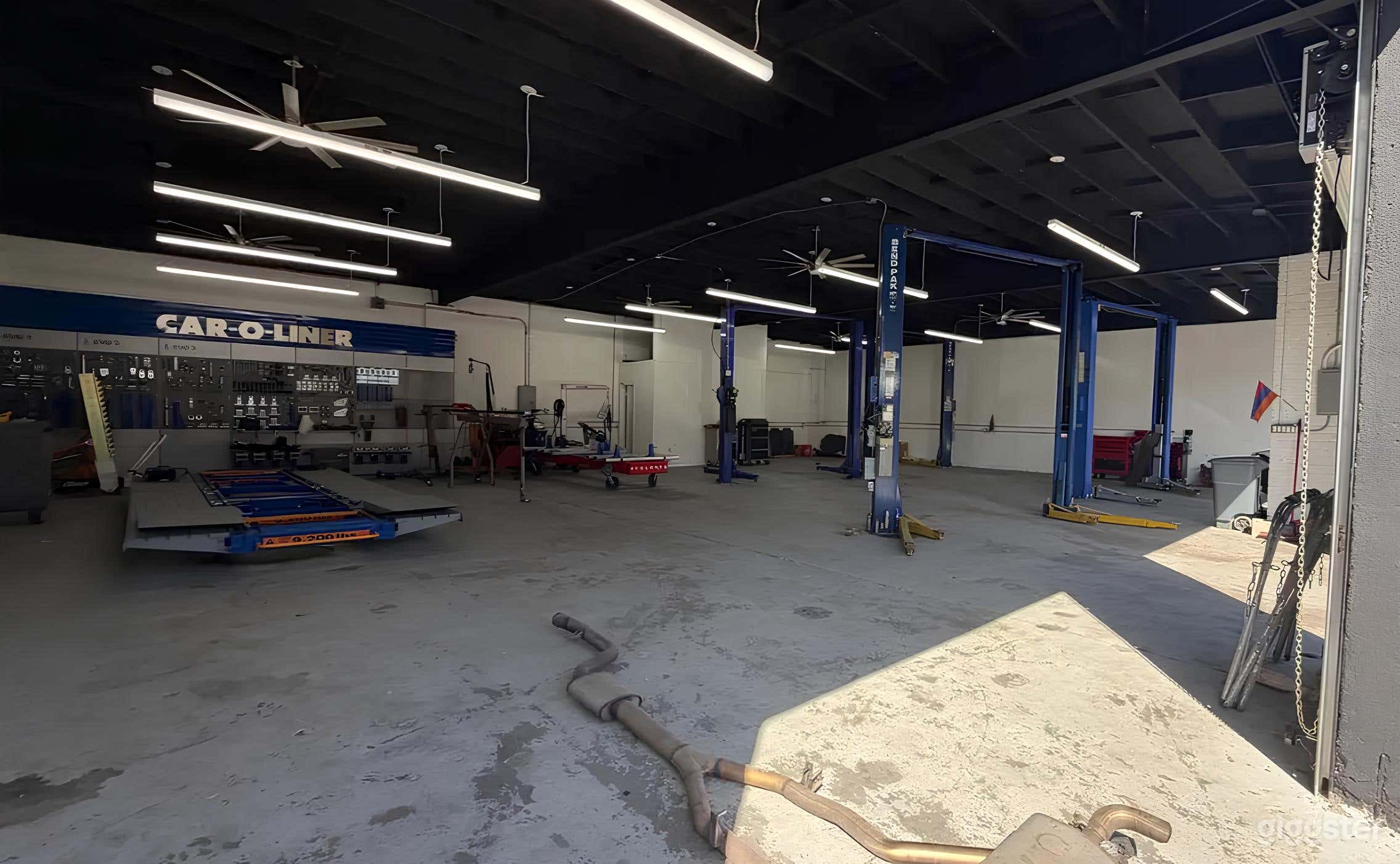 High-end Showroom and car wash Photo 3