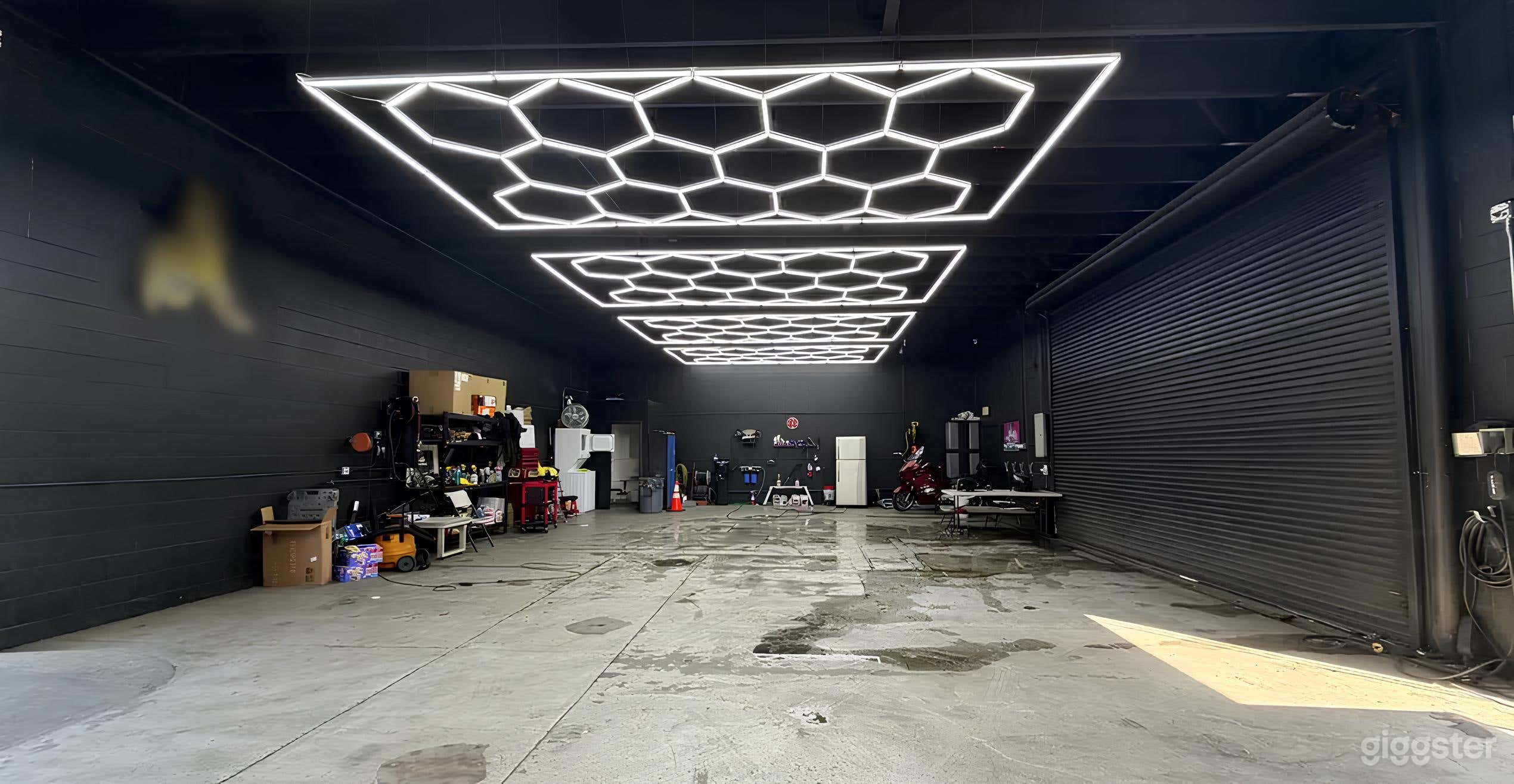 High-end Showroom and car wash Photo 2