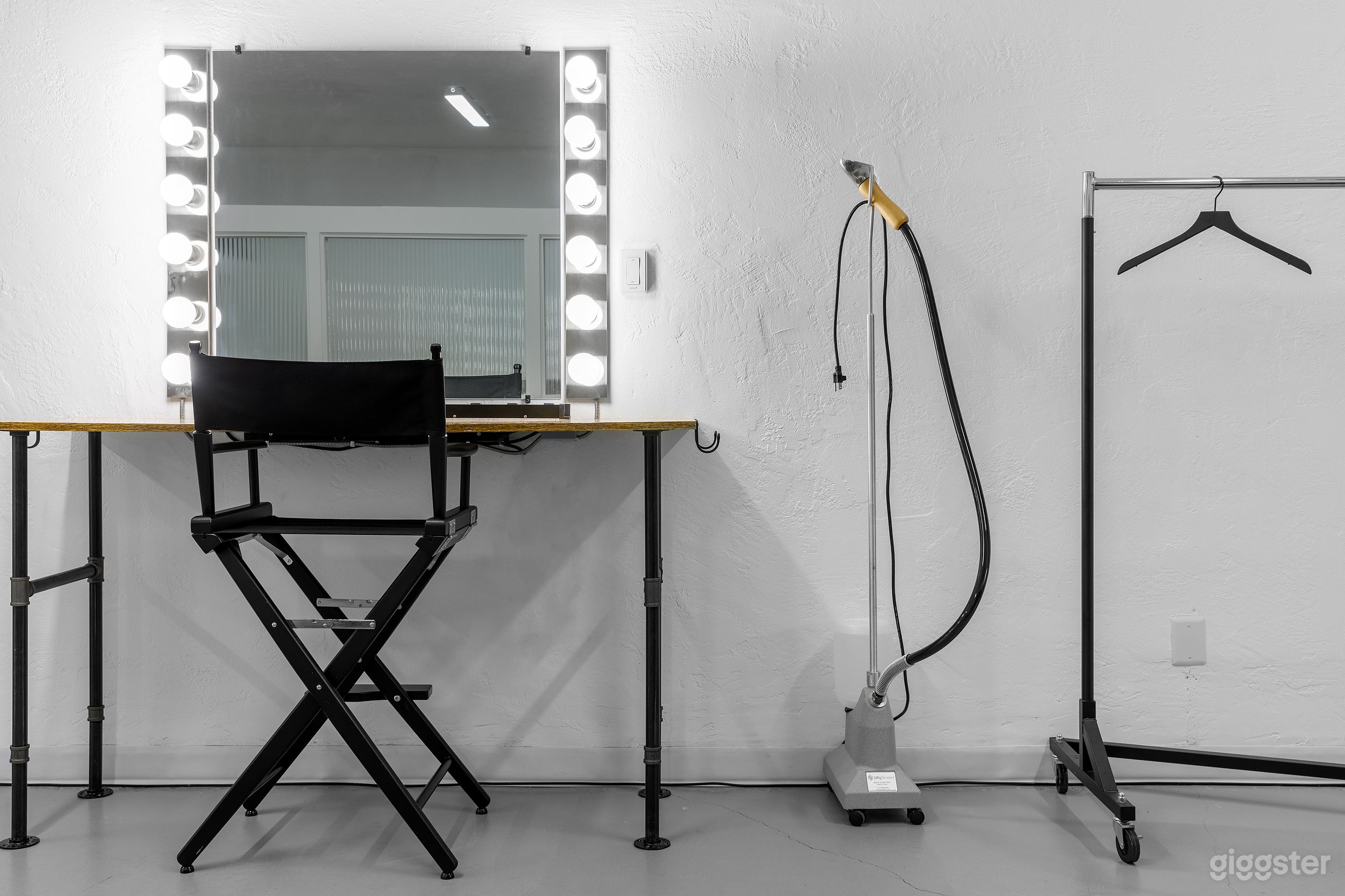 Nob Hill Studio with Natural Light and White CYC Photo 4