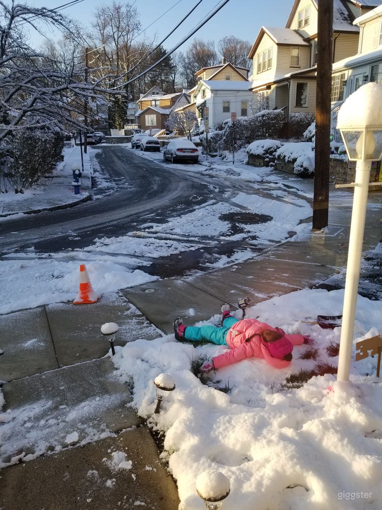  Vue sur la rue depuis le porche fermé 
