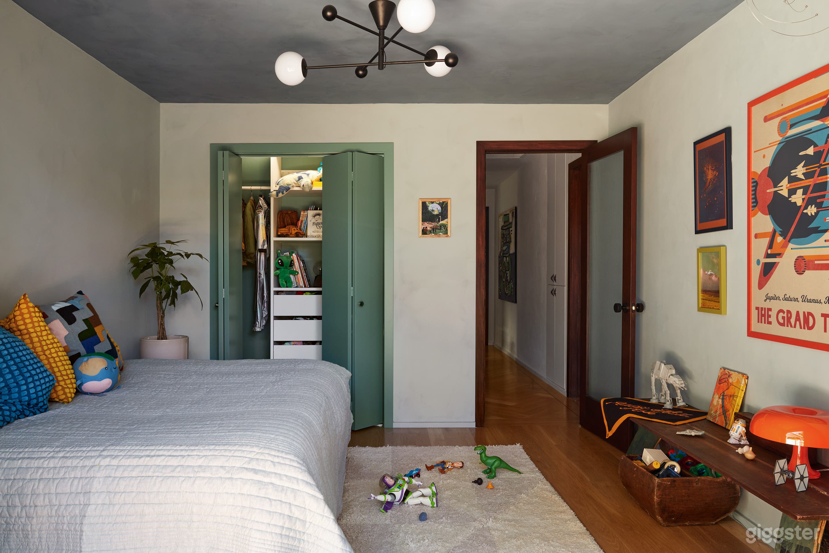 Petersen Prism MidCentury Modern House Photo 4