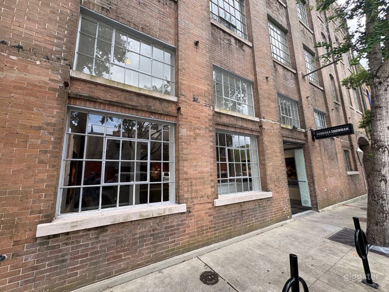  FERRARA SHOWMAN GALLERY 