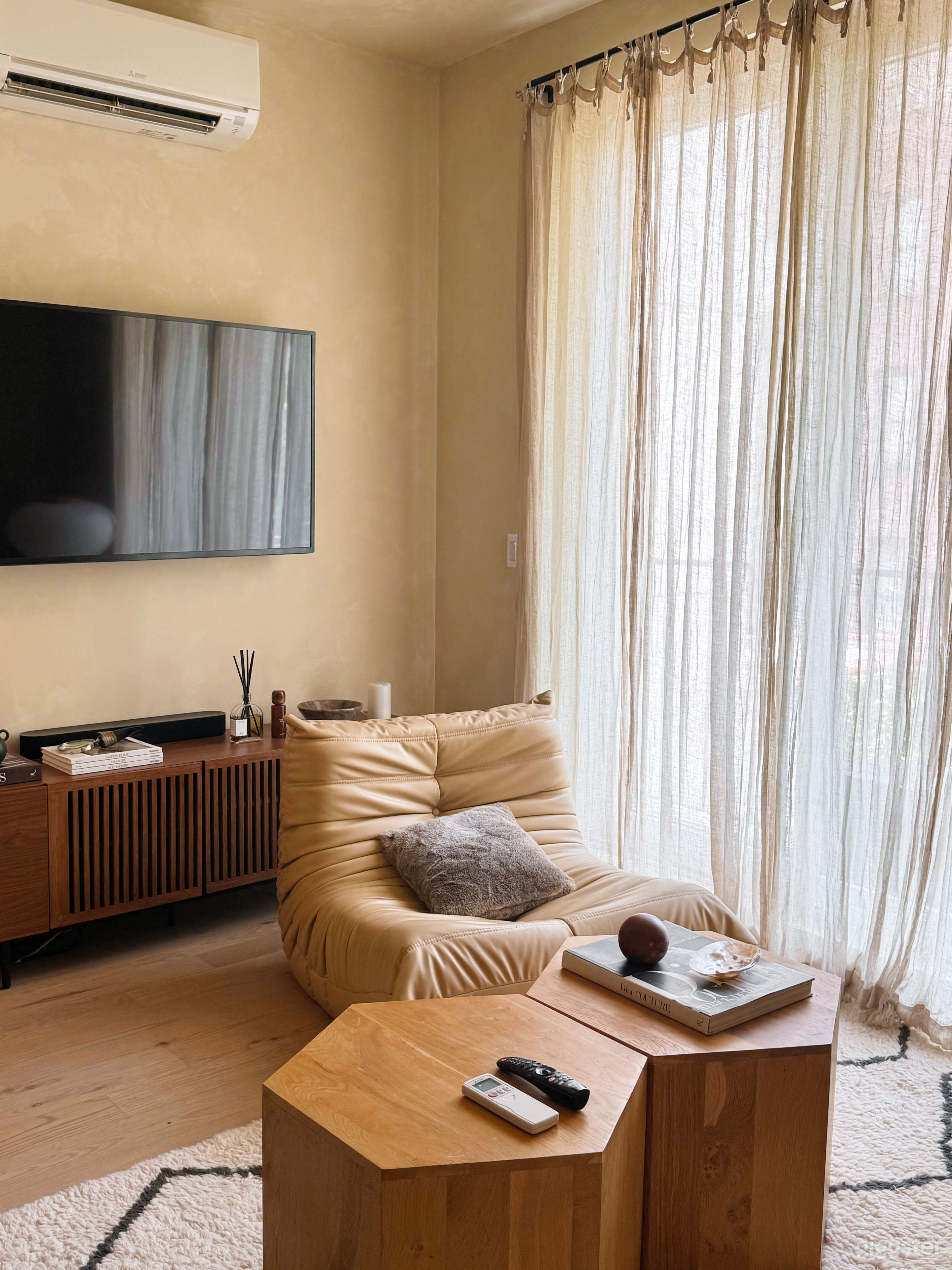 Lincoln Apartment: Cosy Mid Century Modern Apartment Home Photo 2