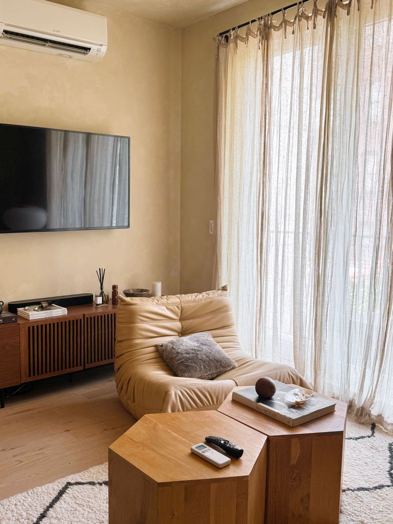  Lincoln Apartment: Cosy Mid Century Modern Apartment Home 