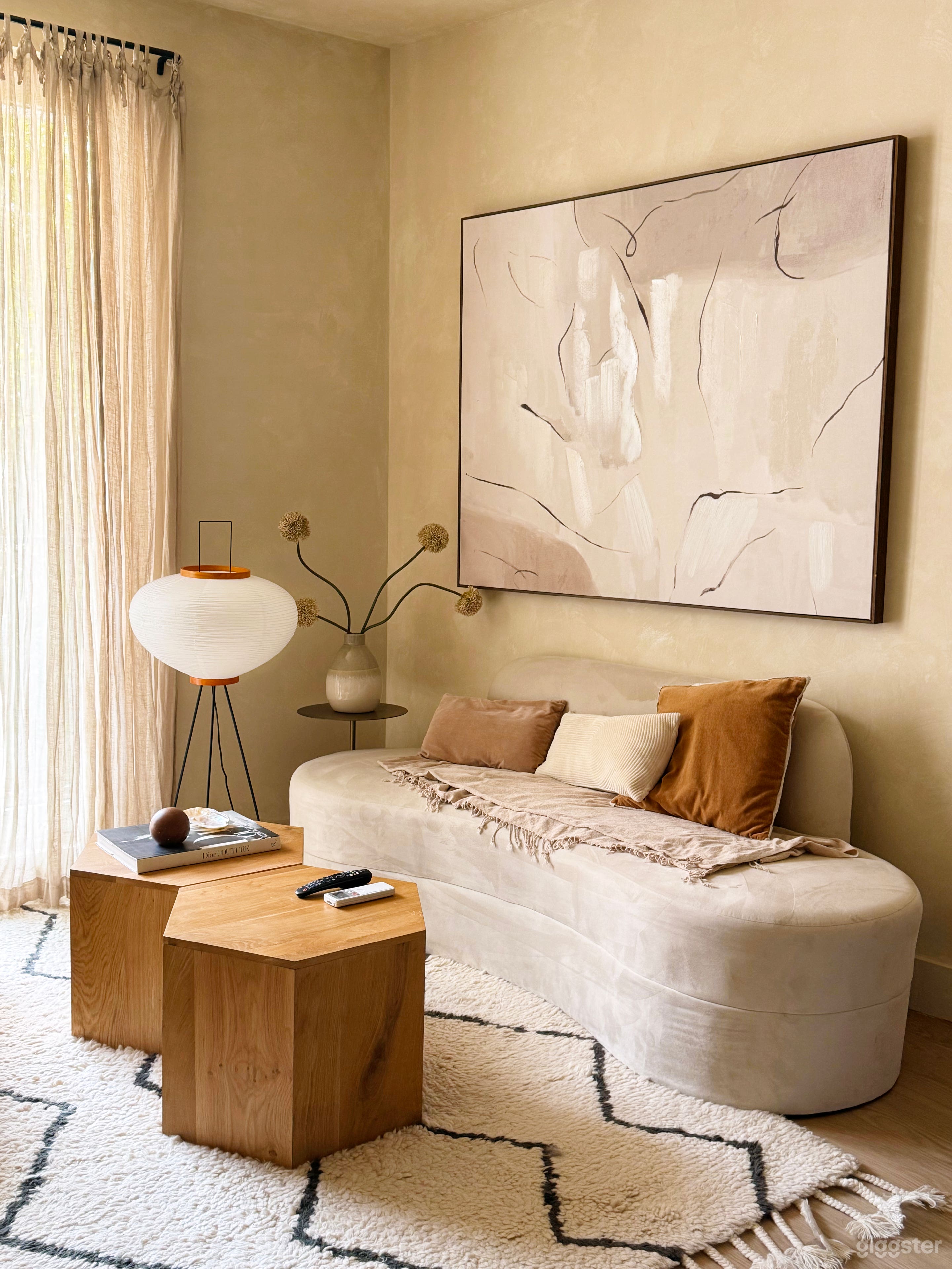 Lincoln Apartment: Cosy Mid Century Modern Apartment Home Photo 4