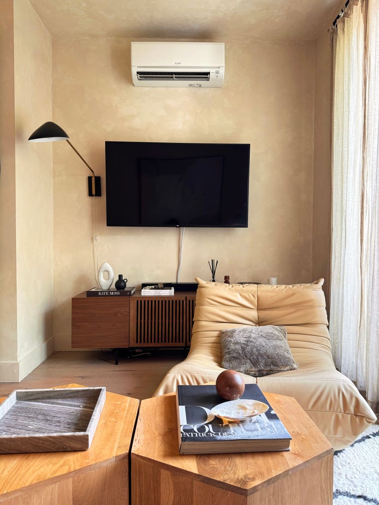  Lincoln Apartment: Cosy Mid Century Modern Apartment Home 