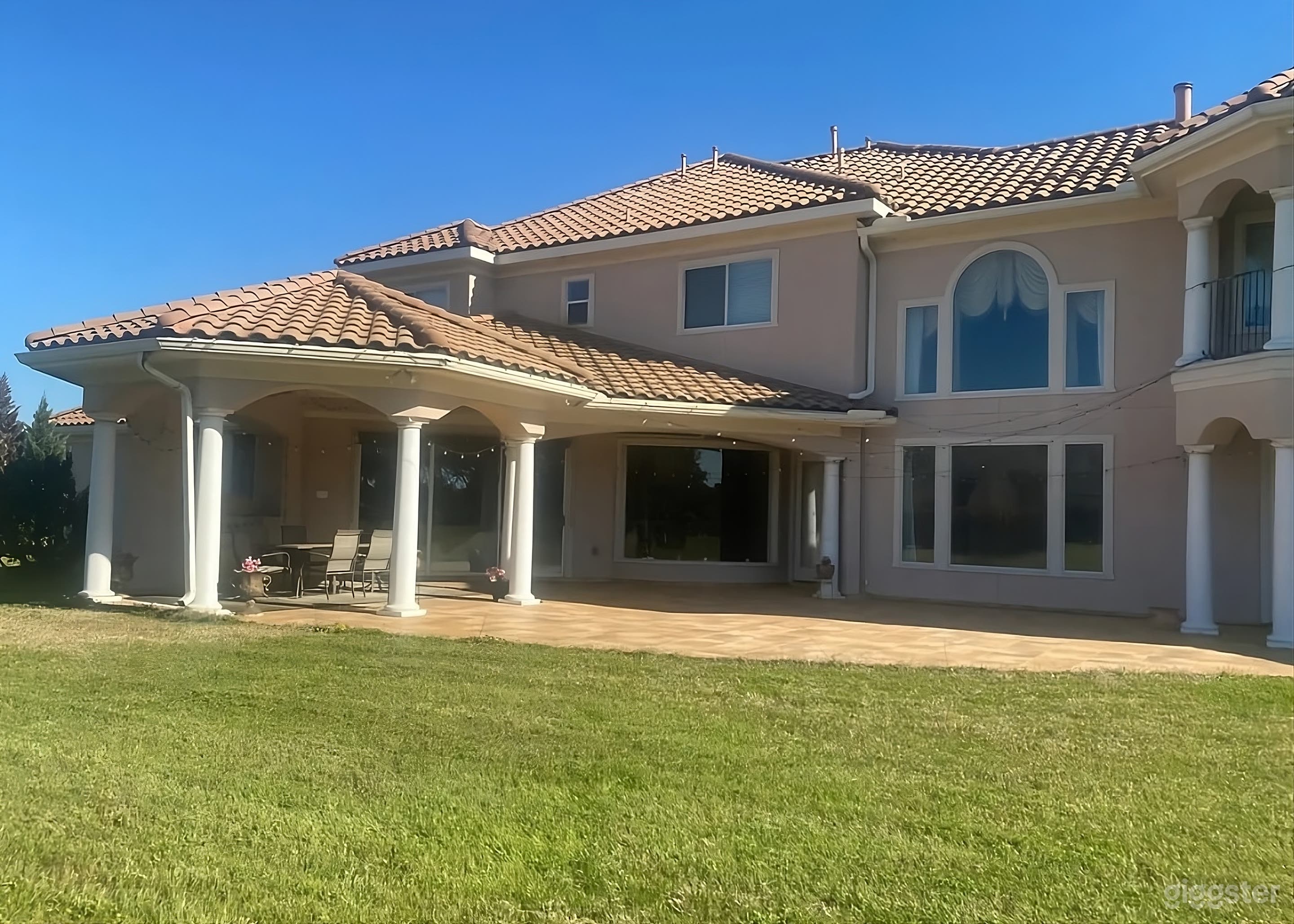 Huge Beautifully Landscaped Backyard Photo 3