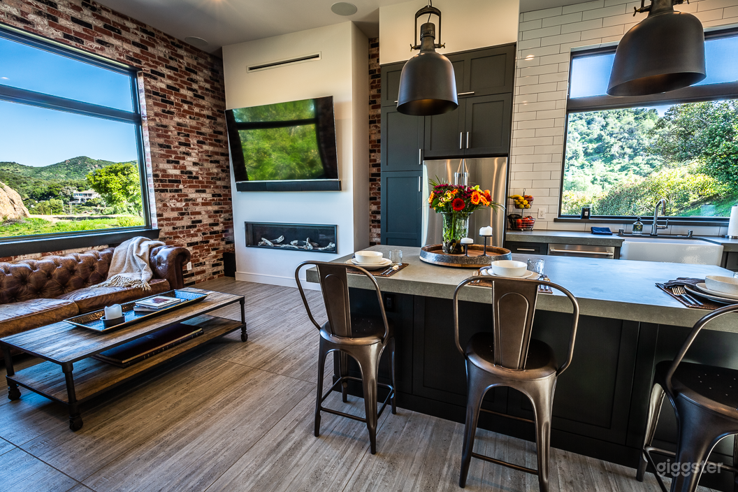 VIEWS! Loft Living @ Lake Sherwood secluded home  Photo 3