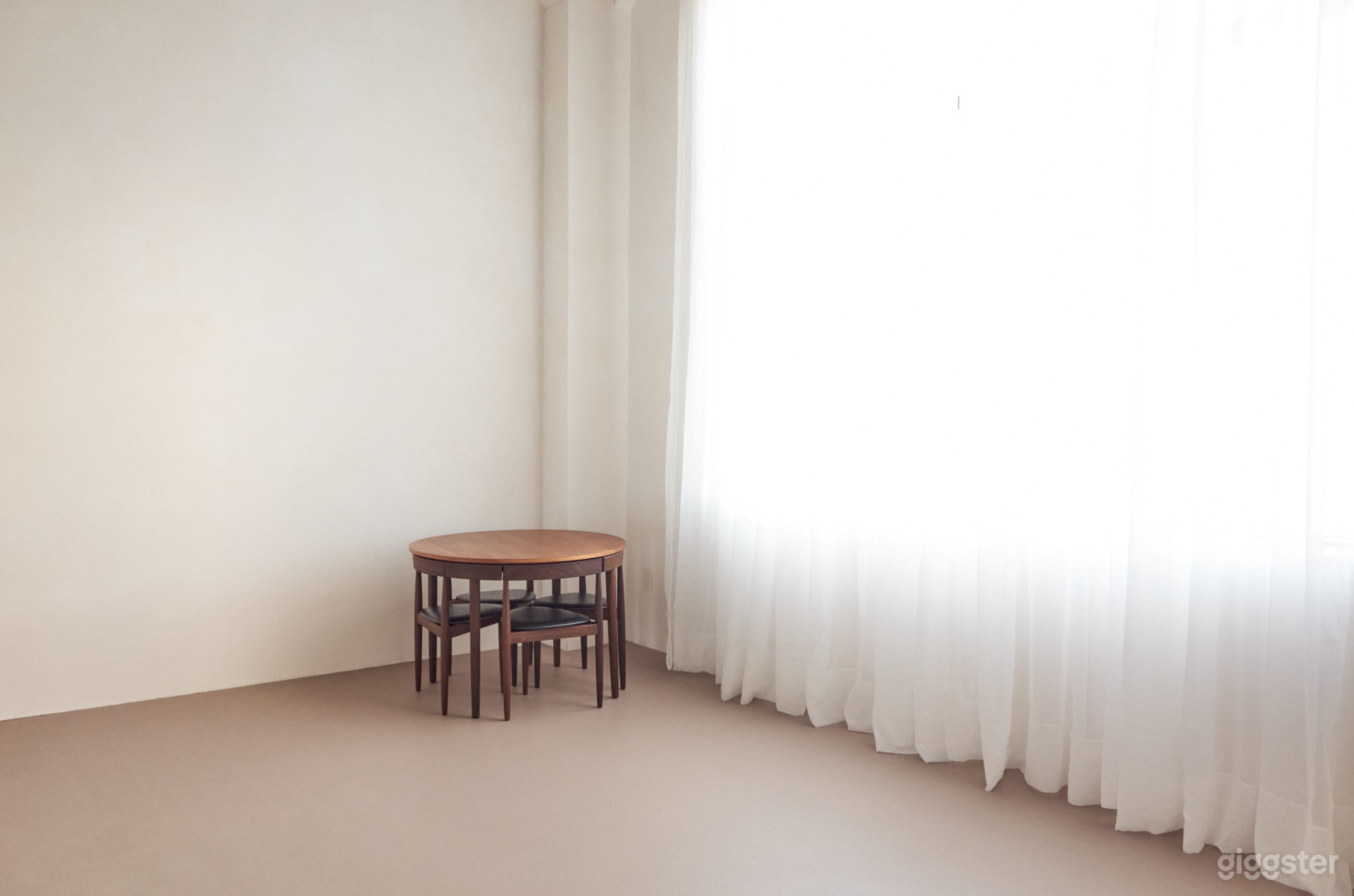 3 Rooms Bright and Spacious Studios Photo 4