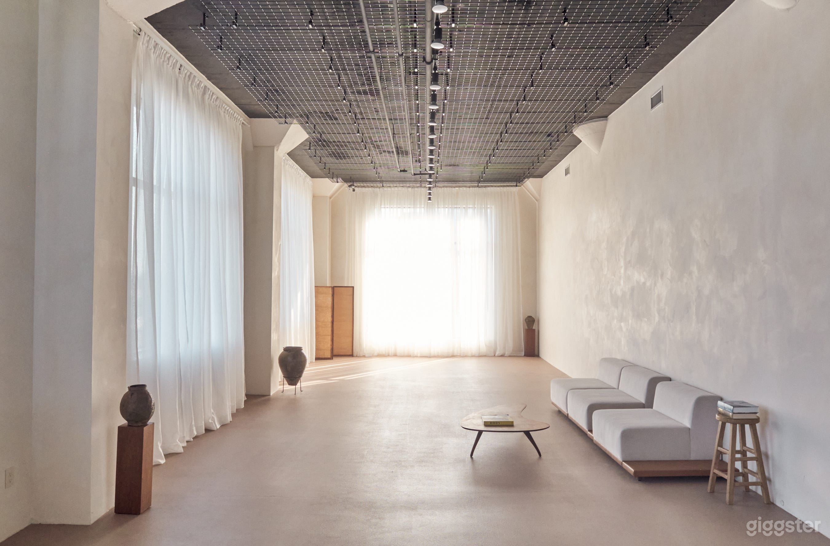 3 Rooms Bright and Spacious Studios Photo 2