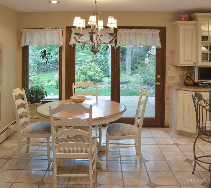 Large open space and bright home Photo 3