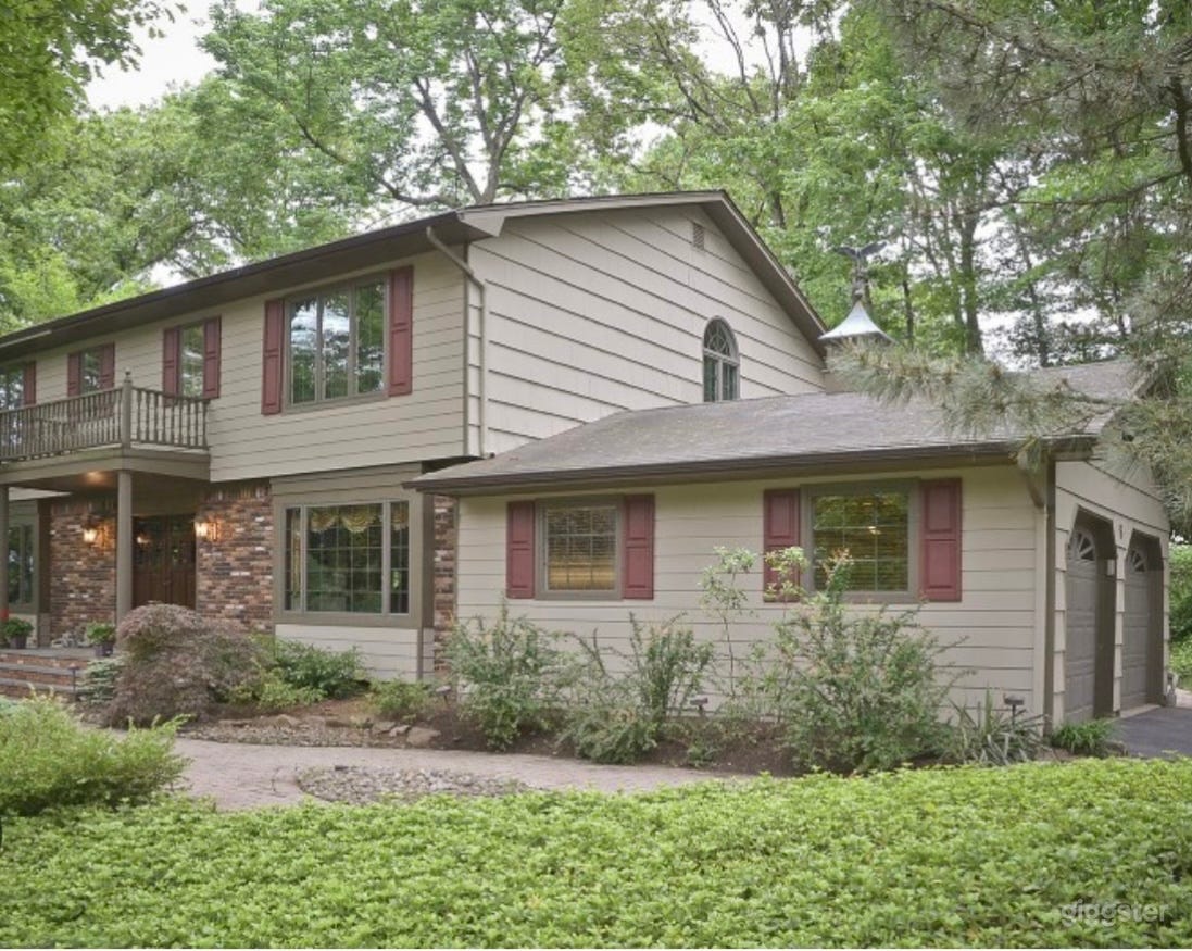 Large open space and bright home Photo 1