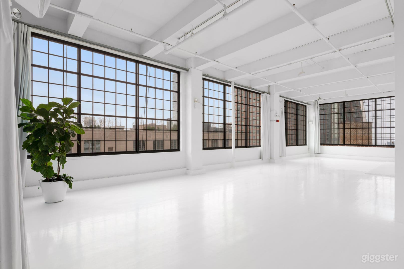 High-ceiling loft photography studio with abundant natural daylight in Hudson Yards.