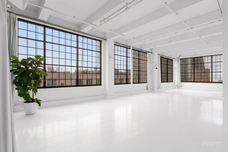  High-ceiling loft photography studio with abundant natural daylight in Hudson Yards. 