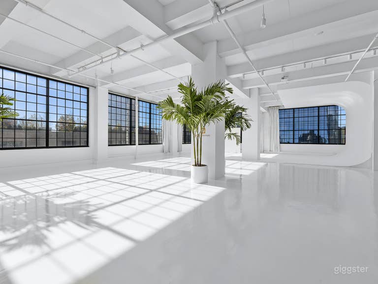  Minimalistisches Loft-Fotostudio mit hoher Decke 
