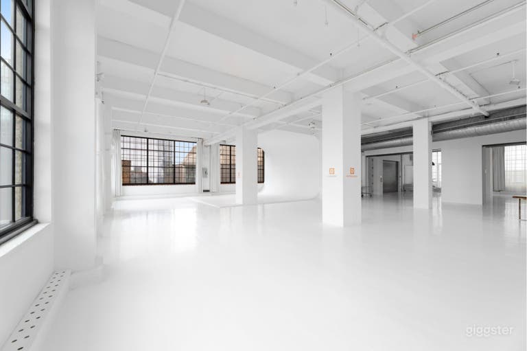  Minimal white floor studio designed for photo, film, and content production. 