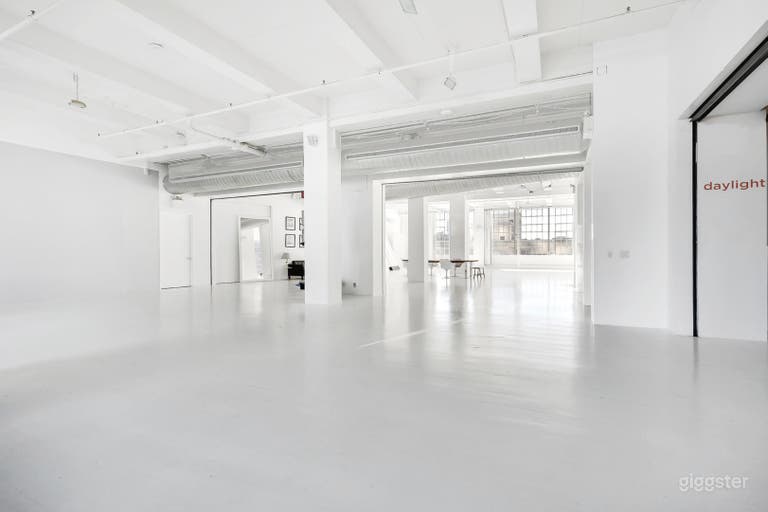  Natural light studio suited for editorial shoots and fashion campaigns. 