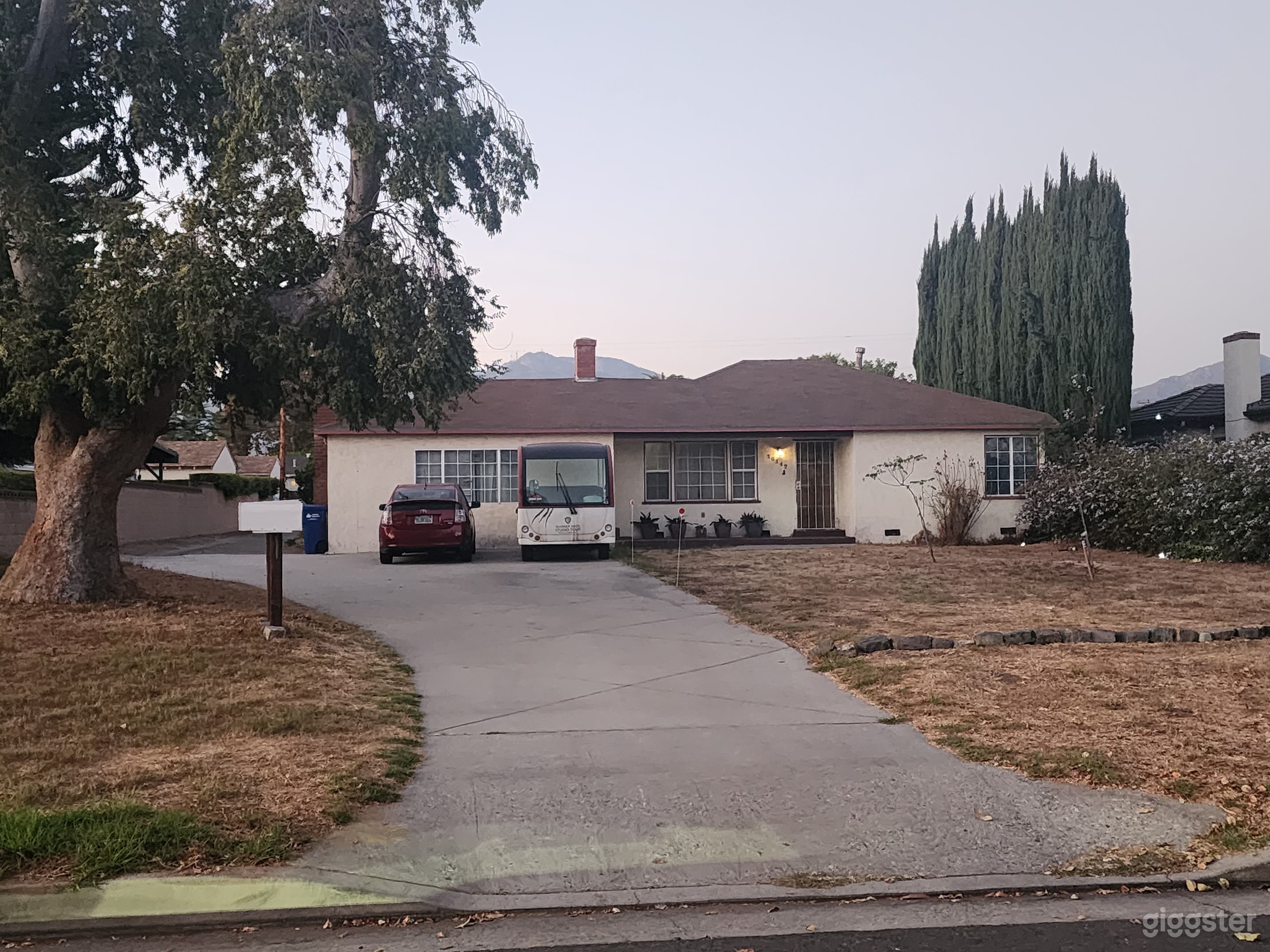 Vintage house with lots props and sets w/ large back lot Photo 2