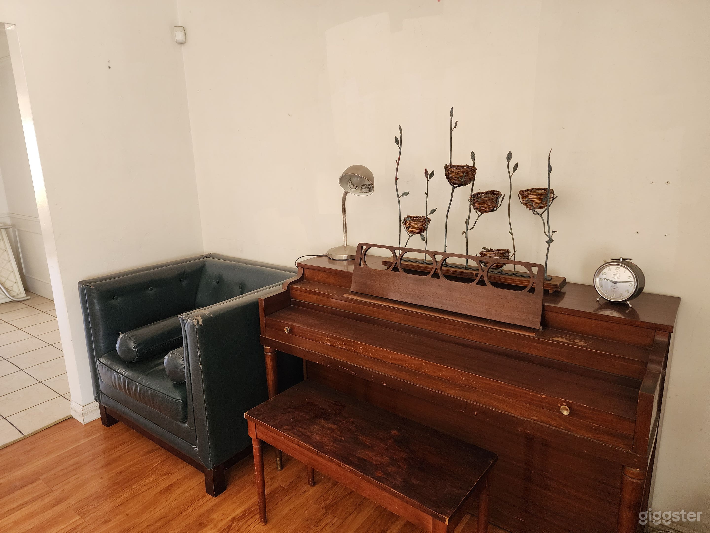 Vintage house with lots props and sets w/ large back lot Photo 4