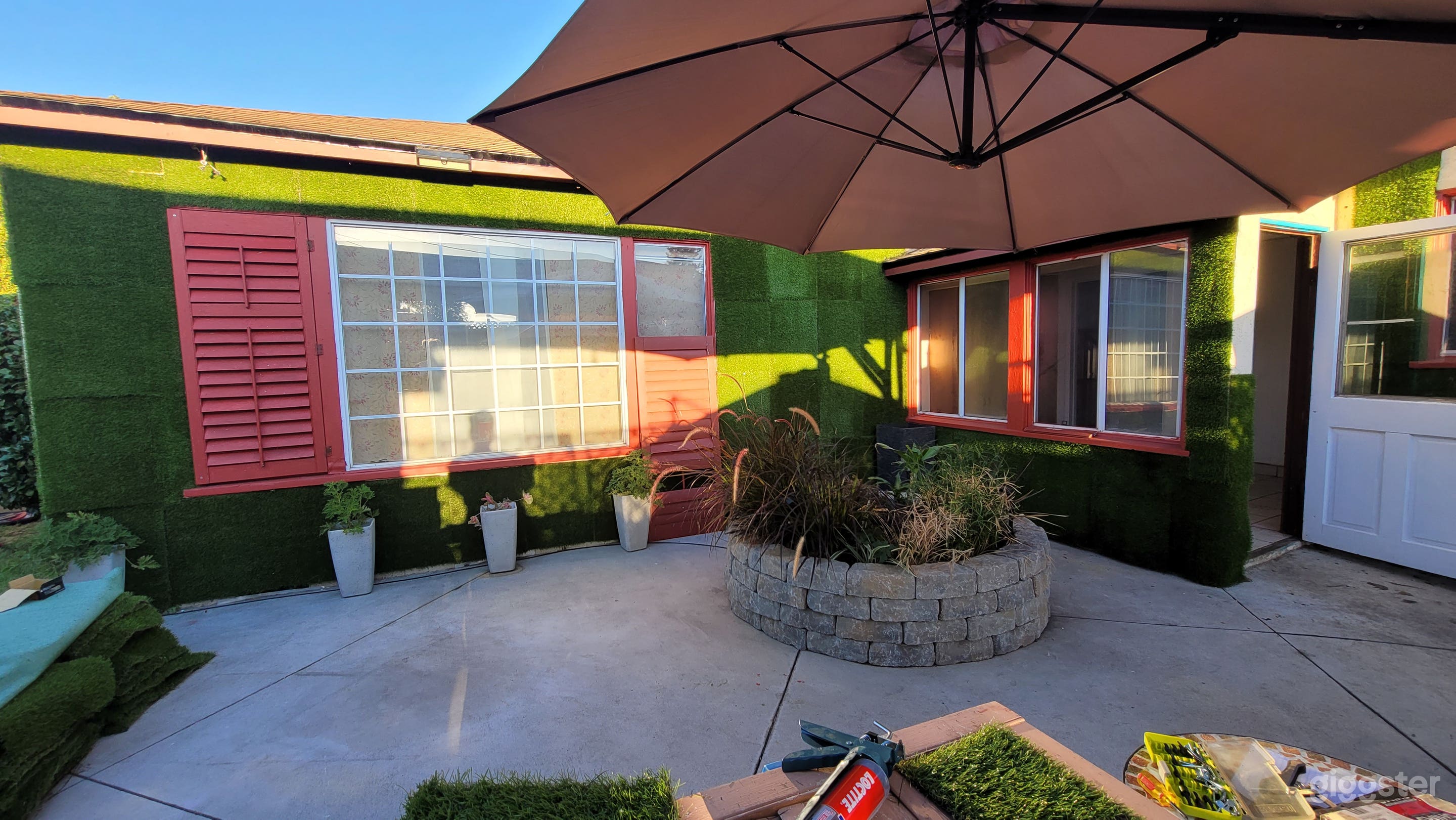 Vintage house with lots props and sets w/ large back lot Photo 3