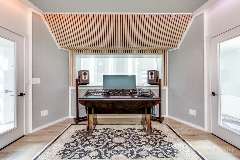  Natural Light Drenched Pro Recording & Film Studio 