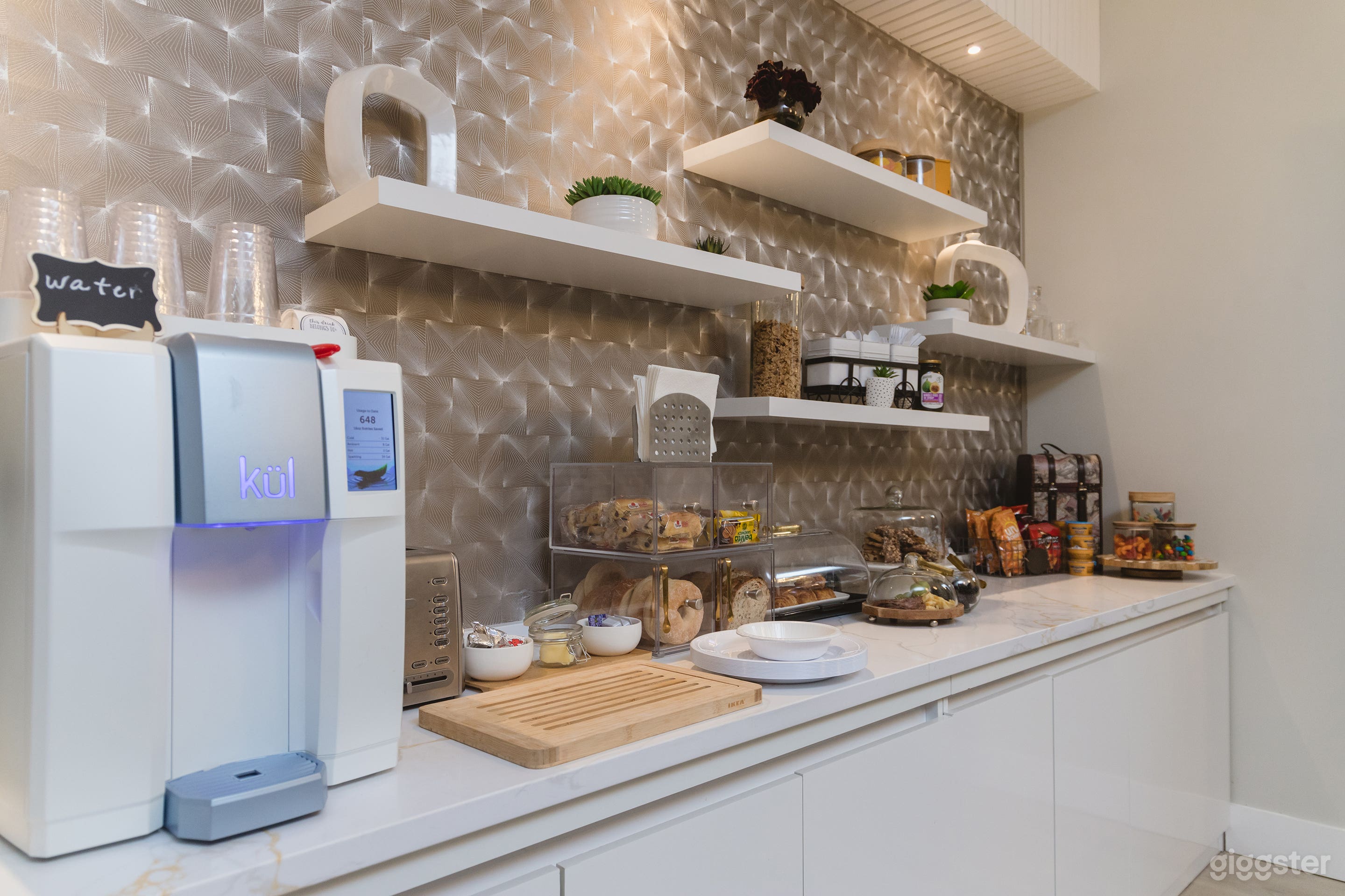 Open Desk Meeting Room Photo 2