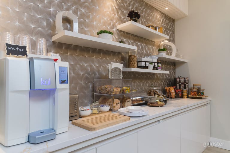  Open Desk Meeting Room 