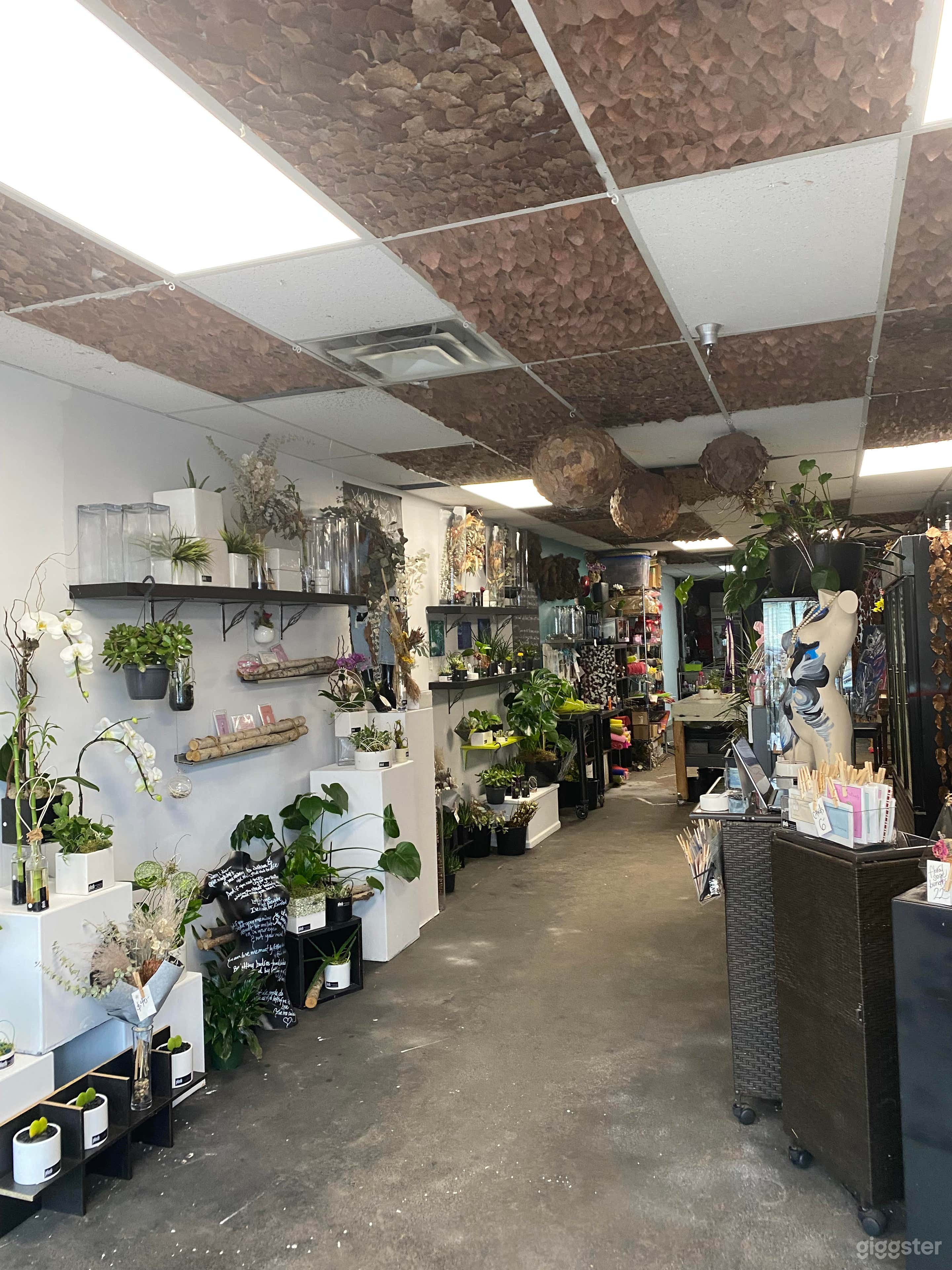 Vibrant floral studio with space in the back Photo 1