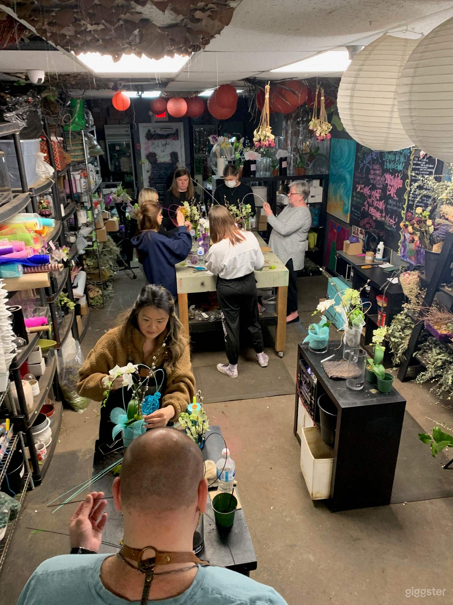 Vibrant floral studio with space in the back Photo 3