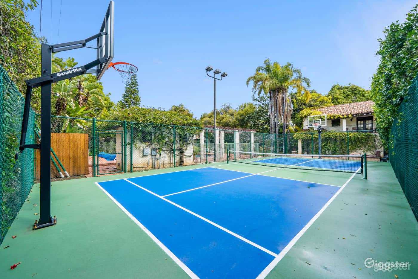 ENCHANTING SPANISH HAVEN: BASKETBALL &amp; TENNIS COURT Photo 3