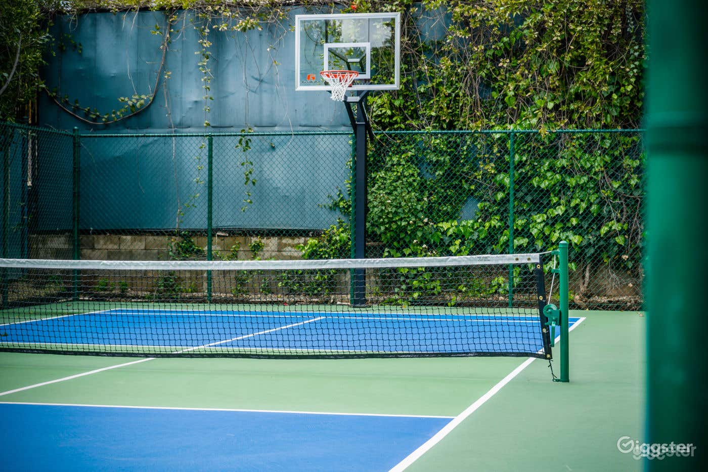 ENCHANTING SPANISH HAVEN: BASKETBALL &amp; TENNIS COURT Photo 4