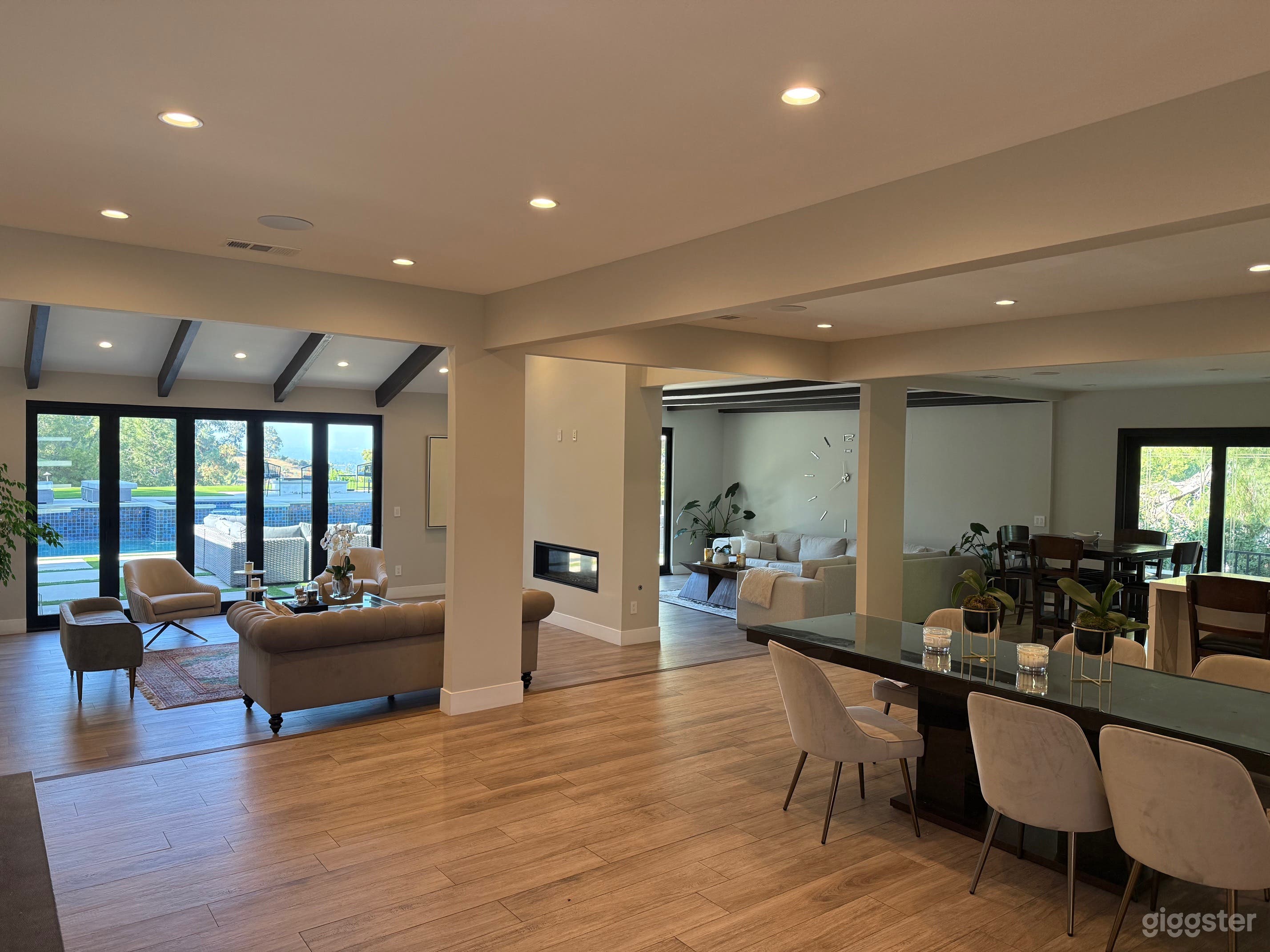 Stylish retreat with open floor plan, pool &amp; BBQ Photo 1