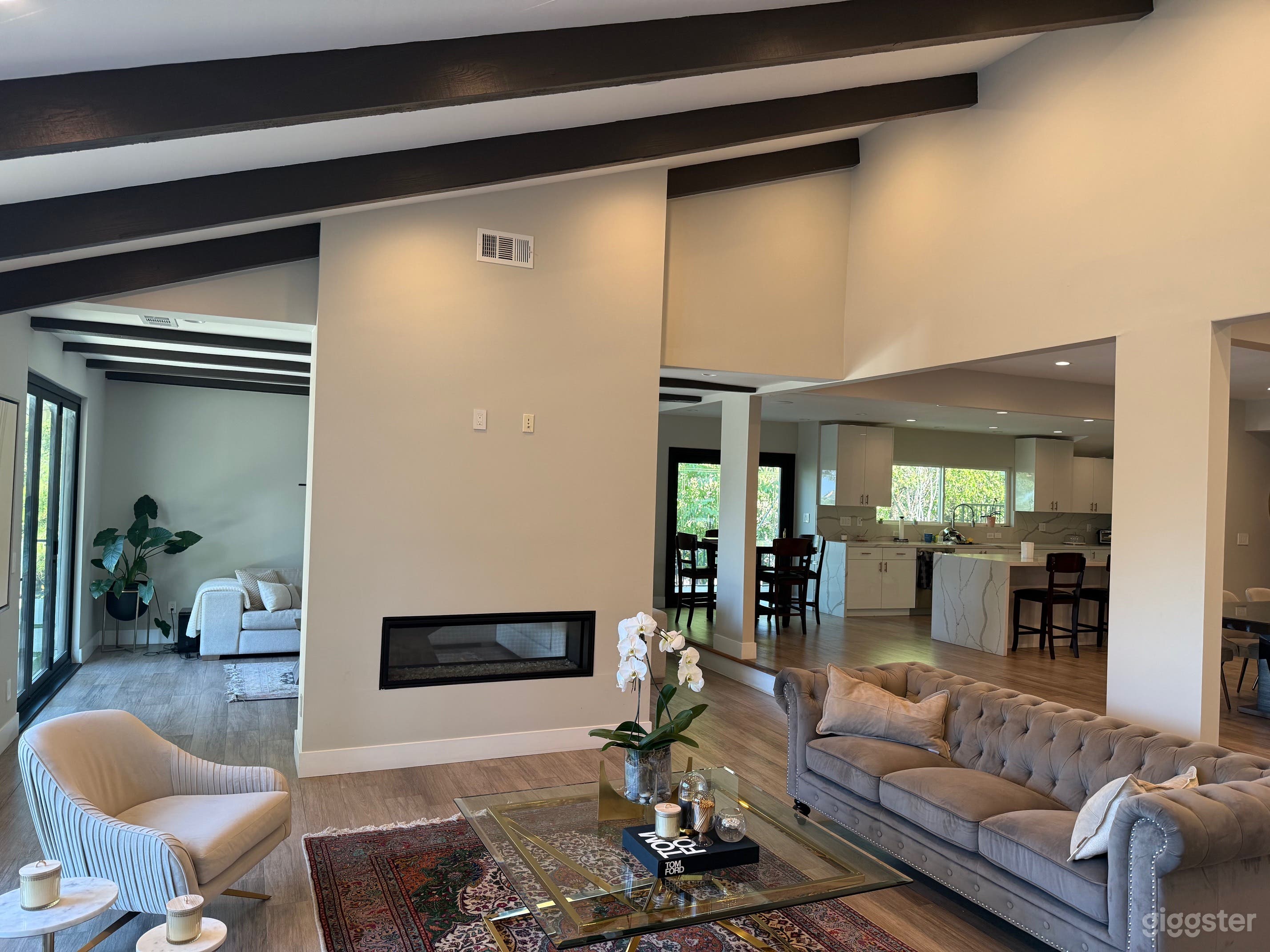 Stylish retreat with open floor plan, pool &amp; BBQ Photo 2