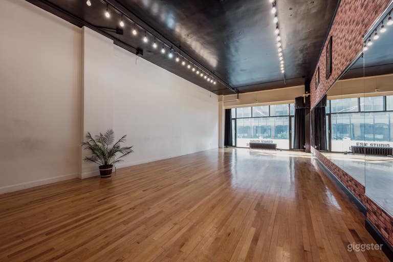  Warm And User Friendly Studio (126) 