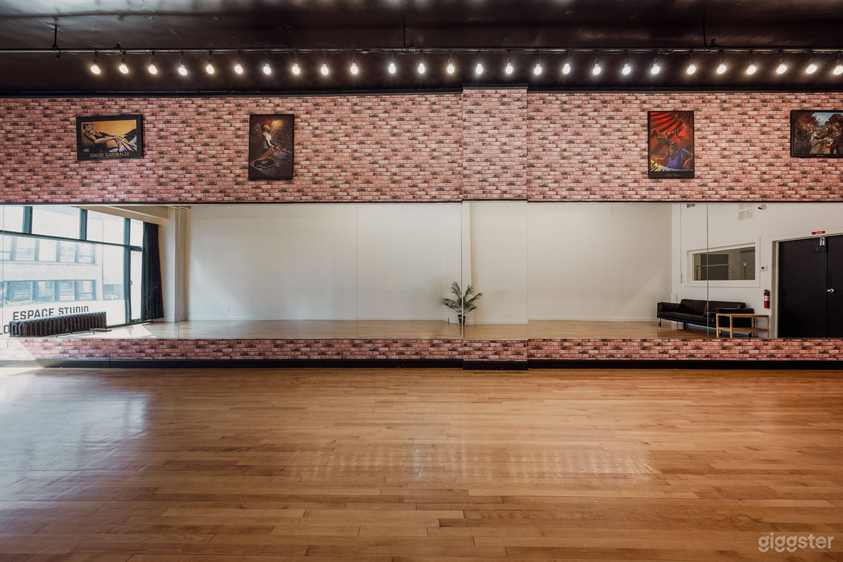 Warm And User Friendly Studio (126) Photo 1