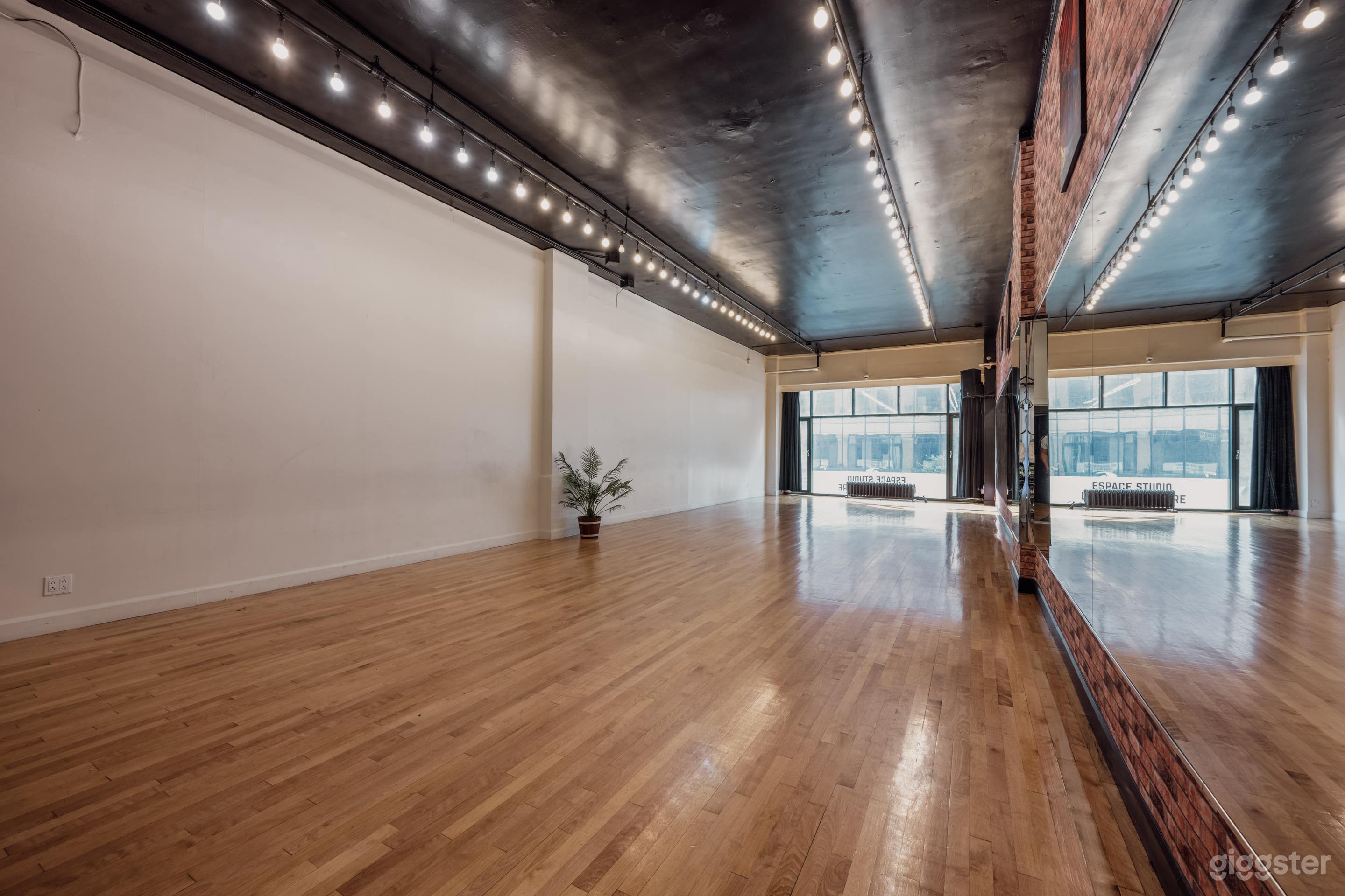 Warm And User Friendly Studio (126) Photo 2