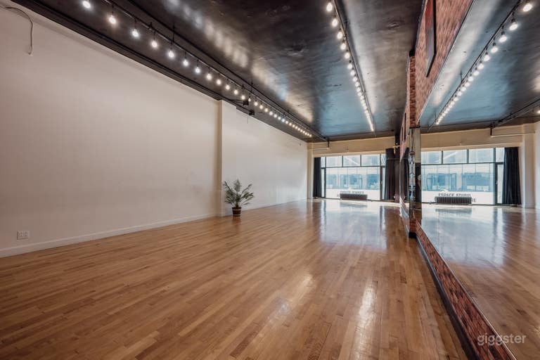  Warm And User Friendly Studio (126) 