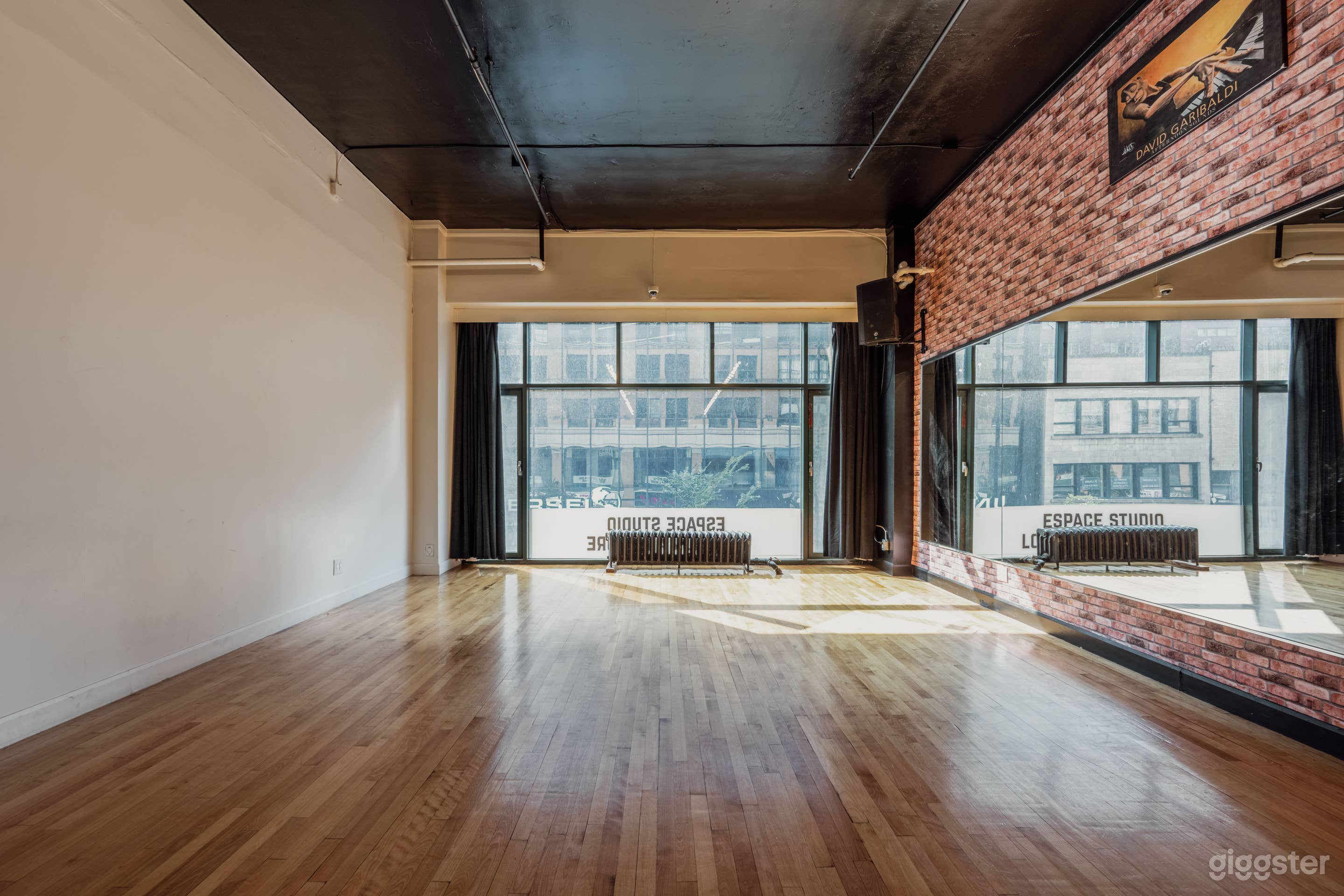 Warm And User Friendly Studio (126) Photo 4