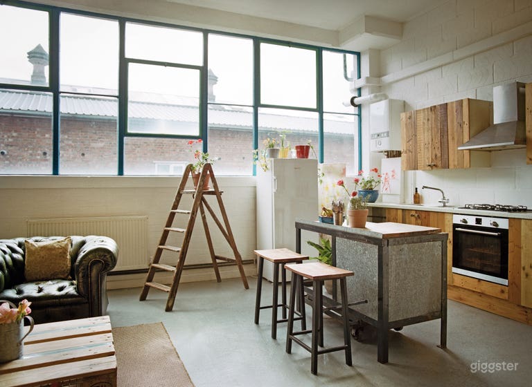  Artistic / Industrial Warehouse Loft 