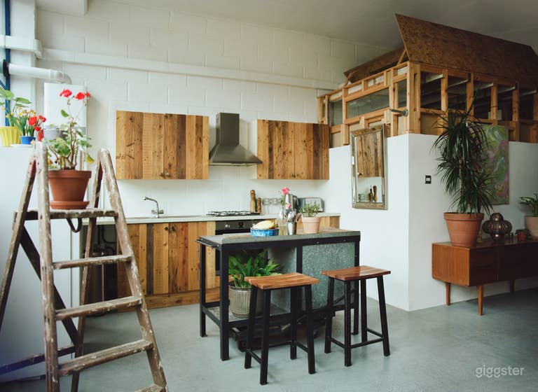  Artistic / Industrial Warehouse Loft 