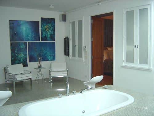 Large modern penthouse duplex: Location 2991 Photo 2