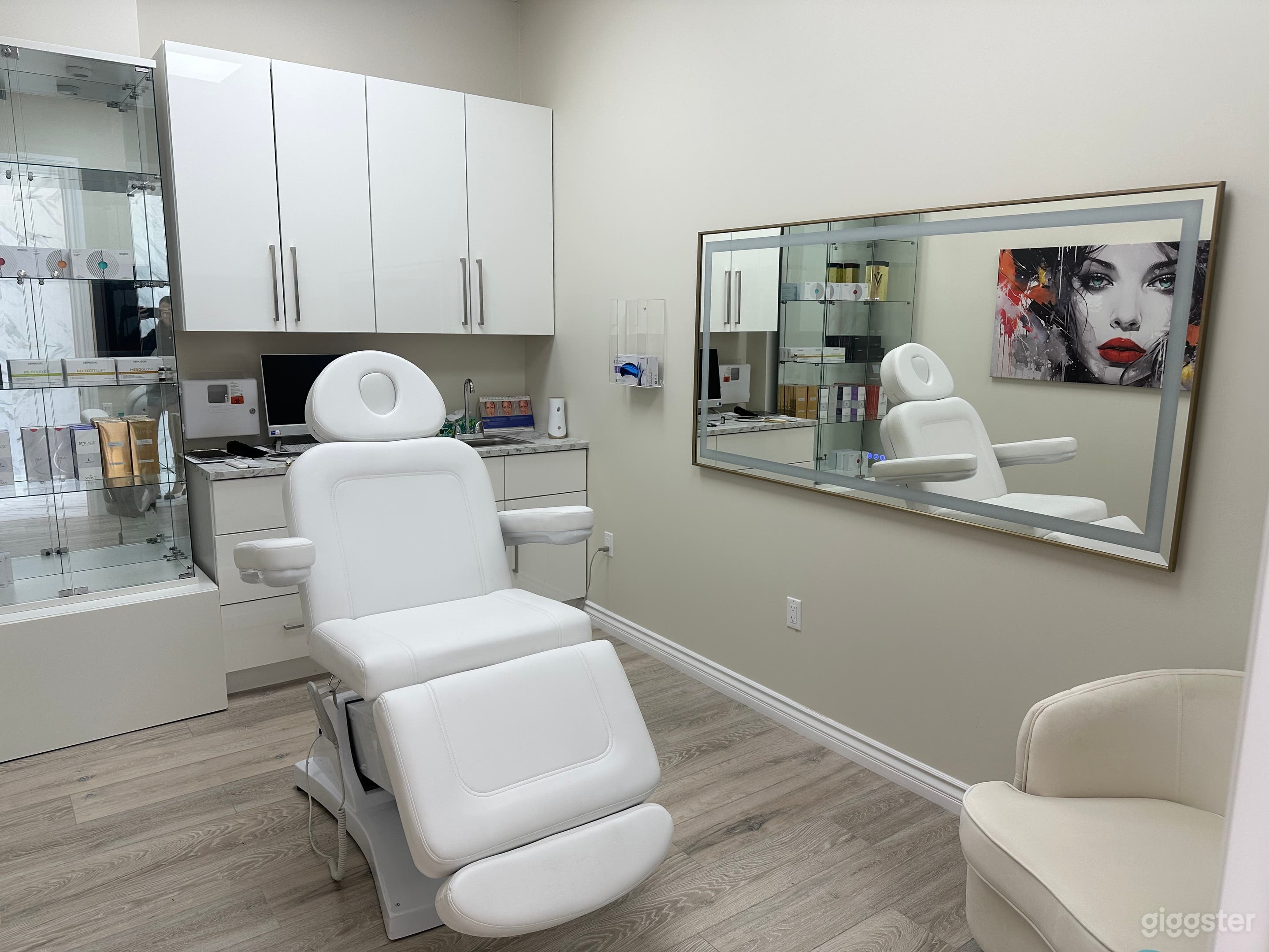 Modern Medical Doctor Office Photo 4